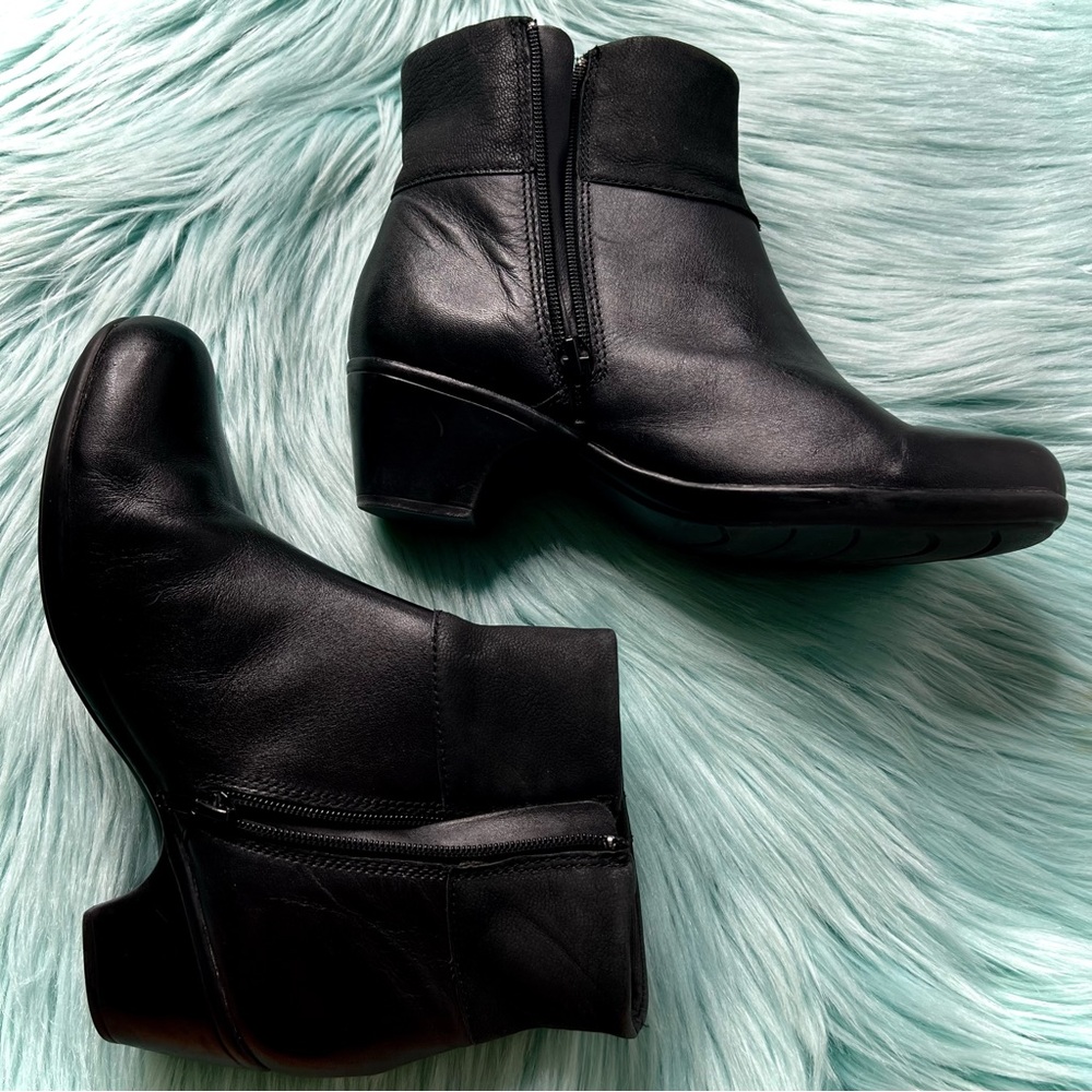 Clarks Black Soft LEATHER Classic Buckle Zip Up Ankle Booties Women’s 6.5 - Picture 3 of 9